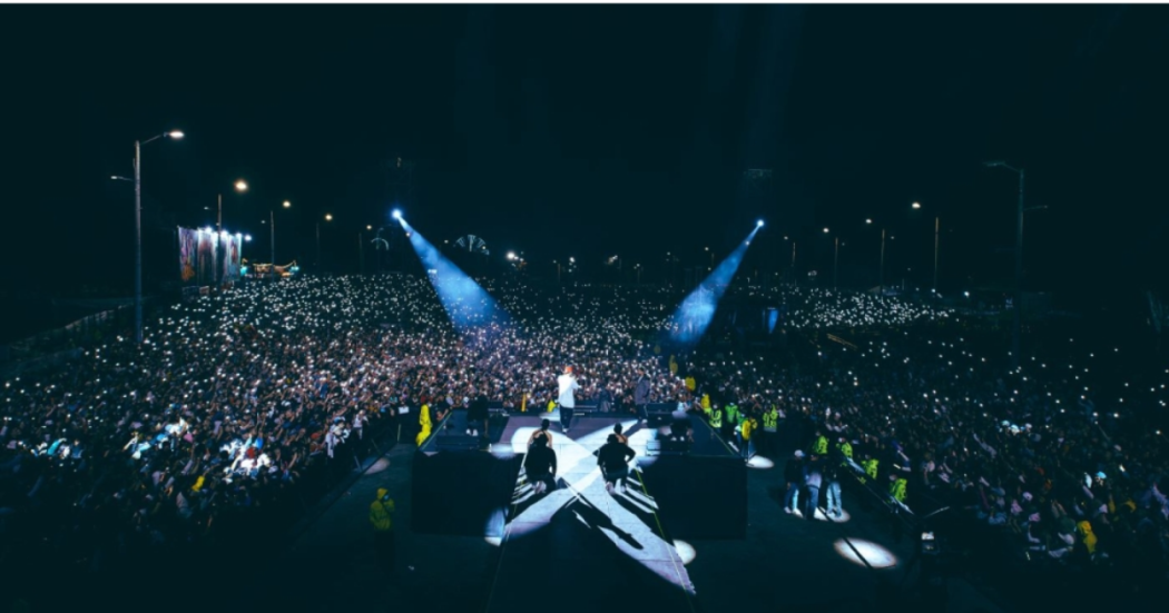 Imagen de la tarima de Hip Hop al Parque y de fondo se ve miles de asistentes.