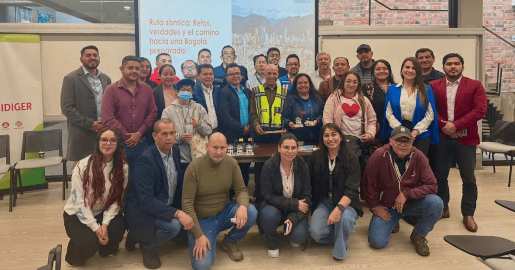 Grupo de participantes y funcionarios durante una jornada de capacitación sobre riesgo sísmico organizada por IDIGER.