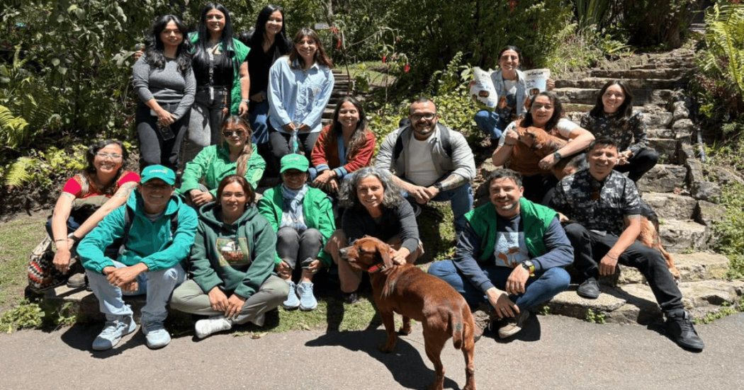 Grupo de participantes del programa Vecinos Buena Pata junto a perros de compañía durante una jornada comunitaria de bienestar animal en Bogotá junto al Instituto Humboldt.