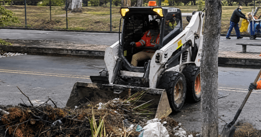 Foto que muestra un tractor recolectando basuras 