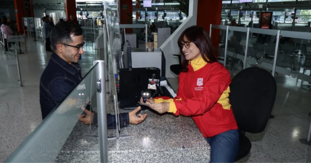 Foto de un funcionario ayudando a un ciudadano 
