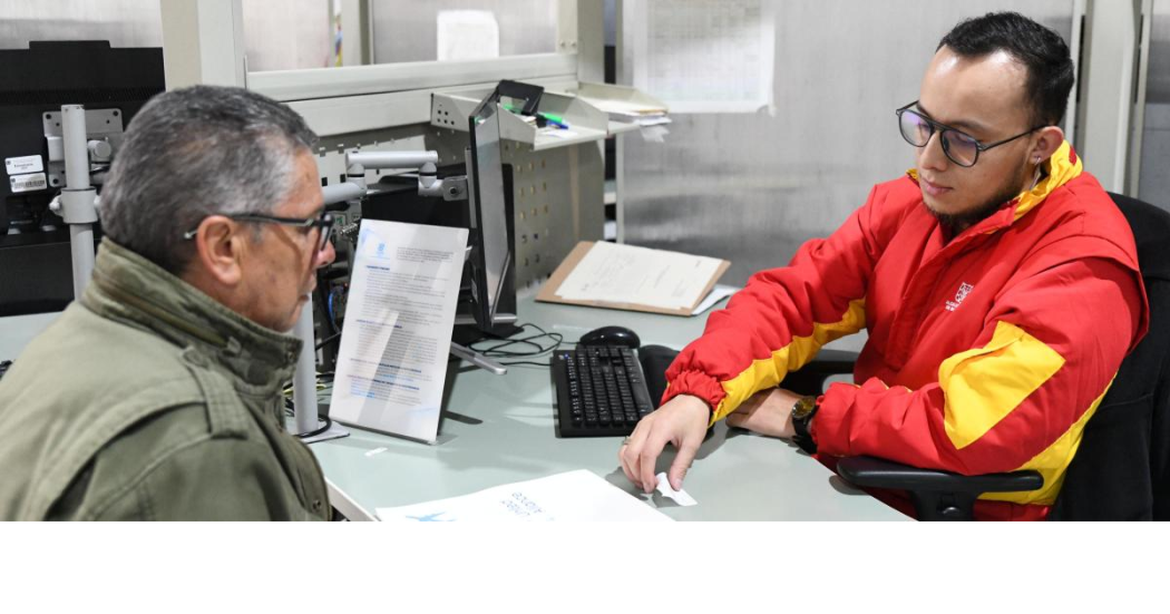 Foto de un funcionario ayudando a un ciudadano 