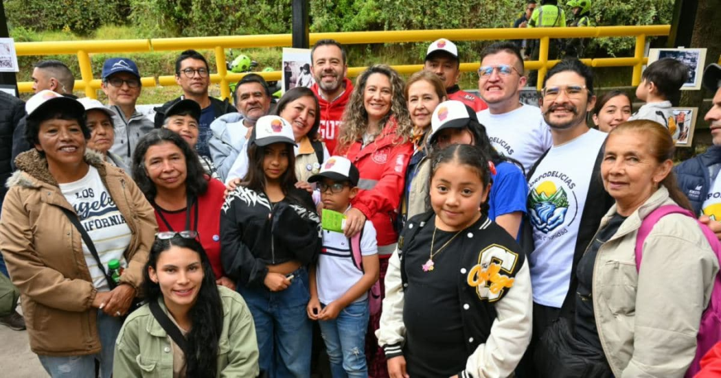 Foto de evento en la La Quebrada las Delicias donde se observa al alcalde Carlos Galán rodeado de comunidad. 