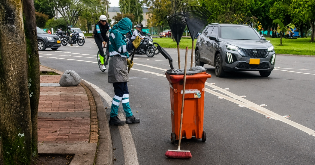 Foto que muestra un operador de aseo limpiando la calle 