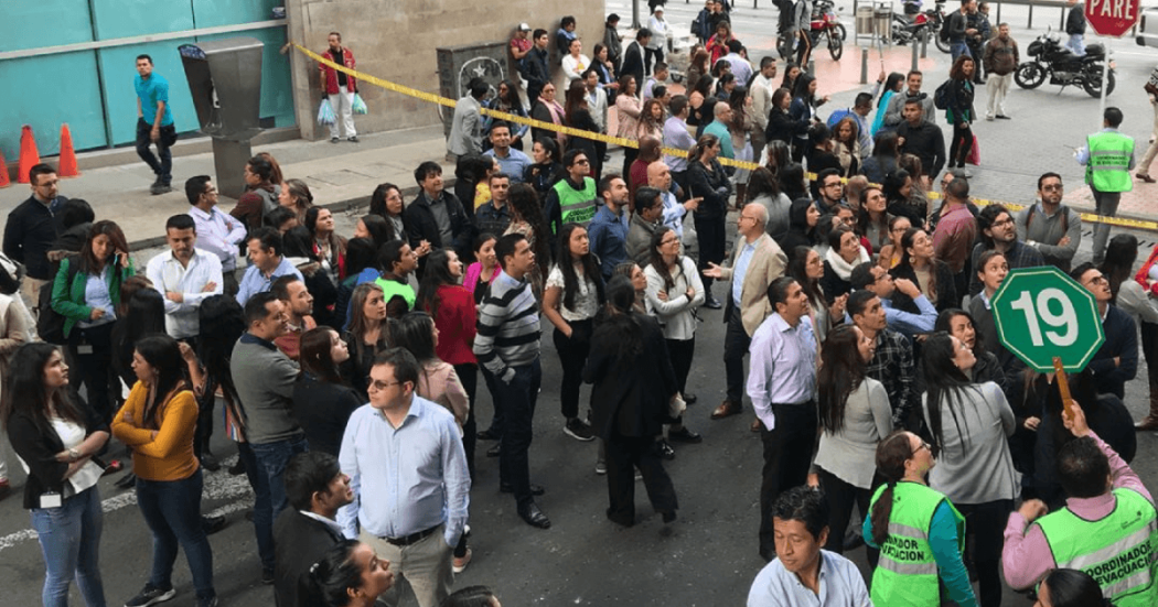 Imagen de referencia al Simulacro Bogotá 2026 donde se muestra a un grupo numeroso de personas reunidas en un espacio urbano al aire libre, distribuidas sobre una vía peatonal y zonas aledañas.