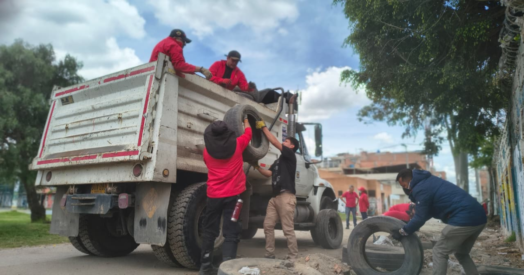 Foto de funcionarios del Distrito en un operativo de limpieza 