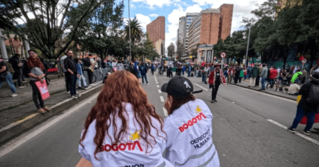 Foto de gestoras de diálogo acompañando una marcha en Bogotá.
