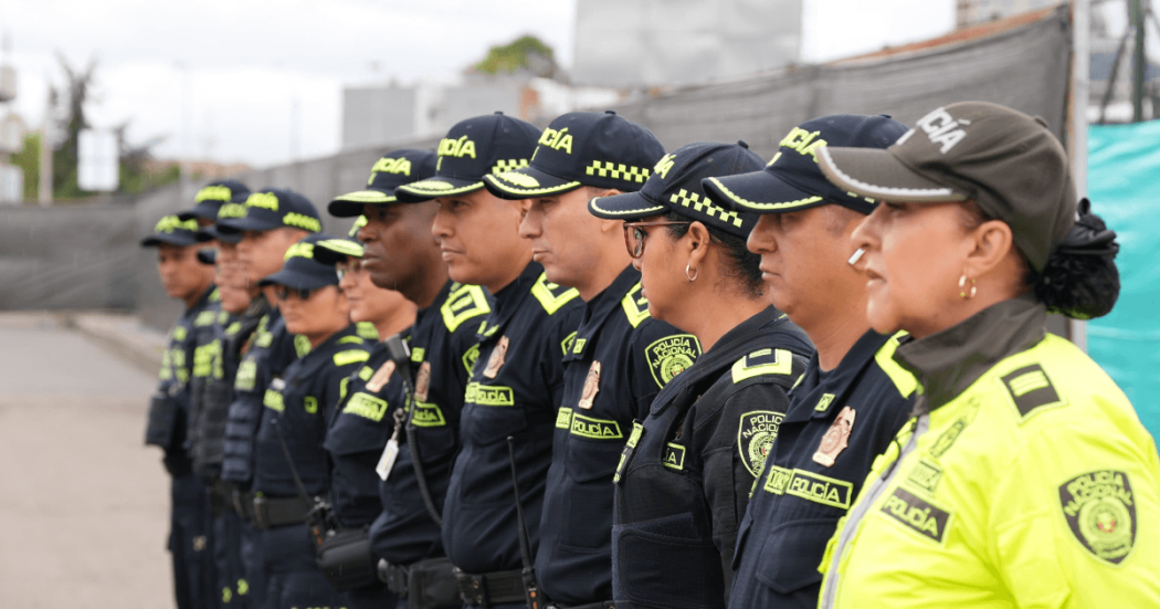 Policías hombres y mujeres formados.