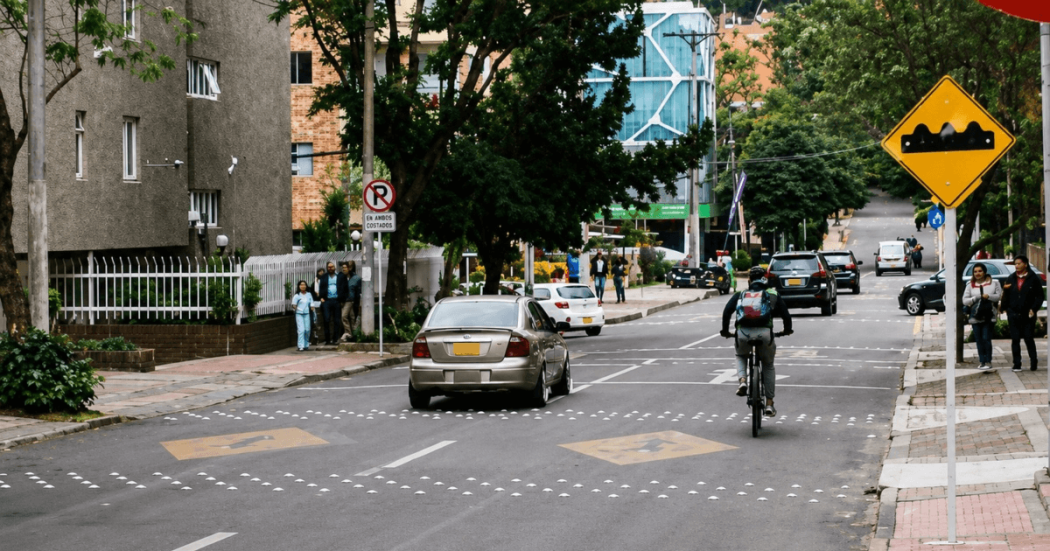 Foto que muestra un vehículo y una persona montando bicicleta