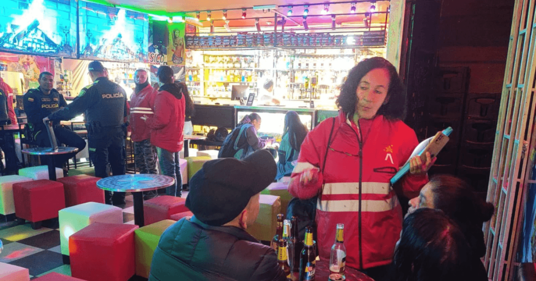 Foto de Gestores de Convivencia durante una inspección y vigilancia a un bar de Bogotá.