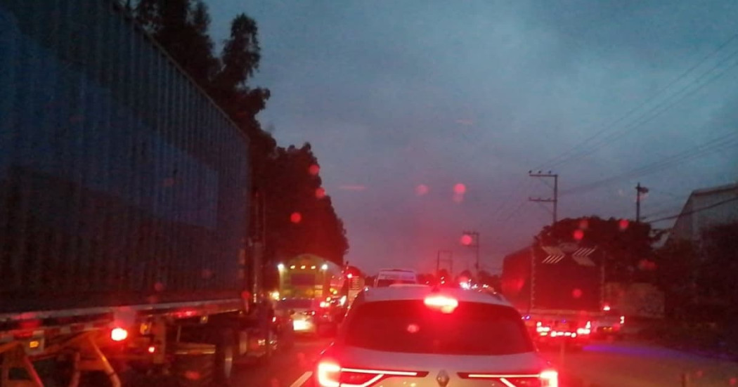 Alto flujo vehicular en la calle 13 vía Mosquera
