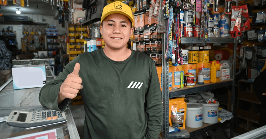 Foto que muestra un hombre sonriendo 