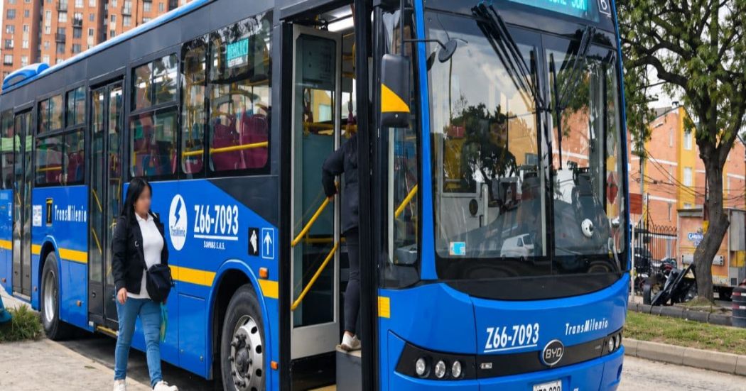 Imagen de un bus TransMiZonal en un paradero de Fontibón