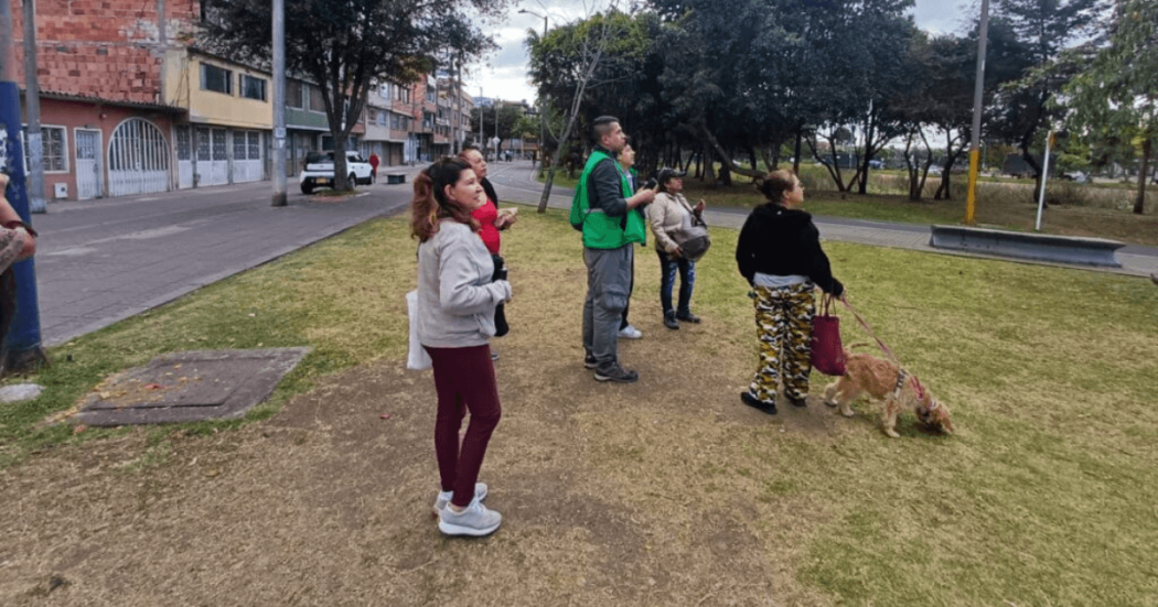 Personas participantes en una jornada comunitaria junto a una zona verde del humedal Jaboque, durante una actividad de apropiación ambiental liderada por el Jardín Botánico de Bogotá en Engativá.
