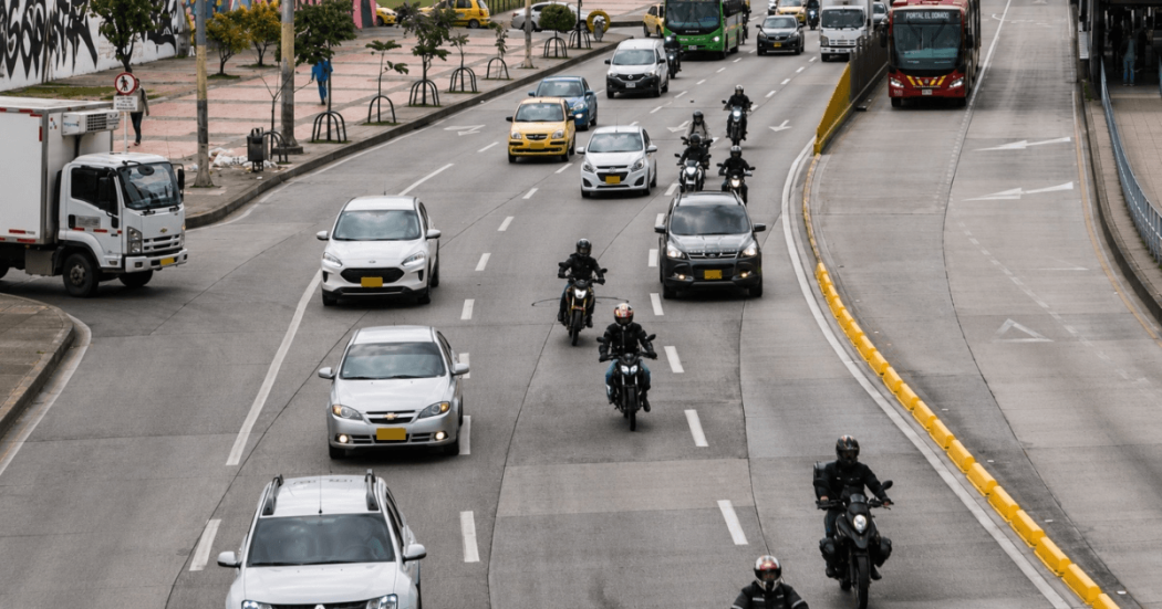 Foto que muestra vehículos andando por las calles 