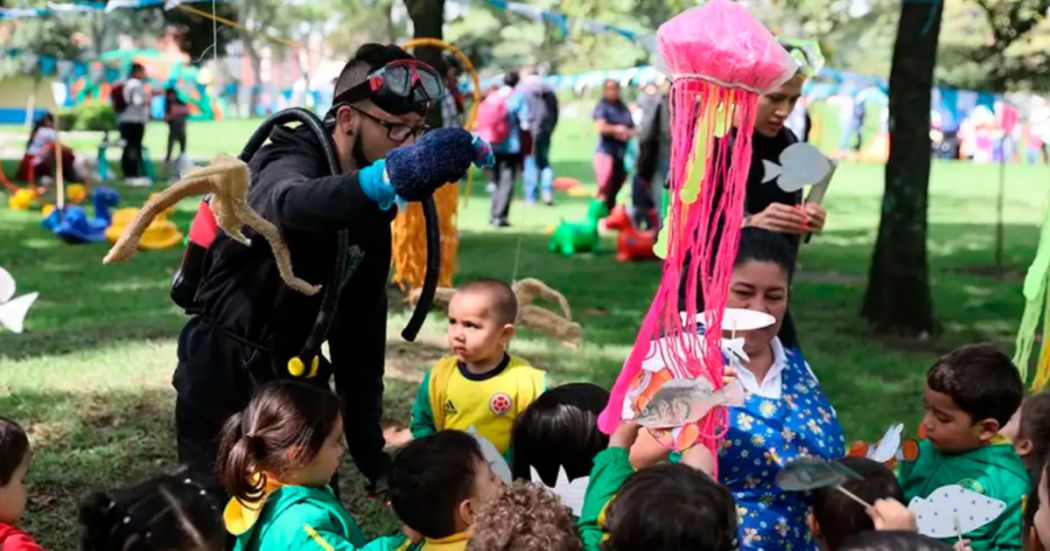 Imagen de muchos biños disfrutando de una activiada en Bebés al Parque de Idartes.