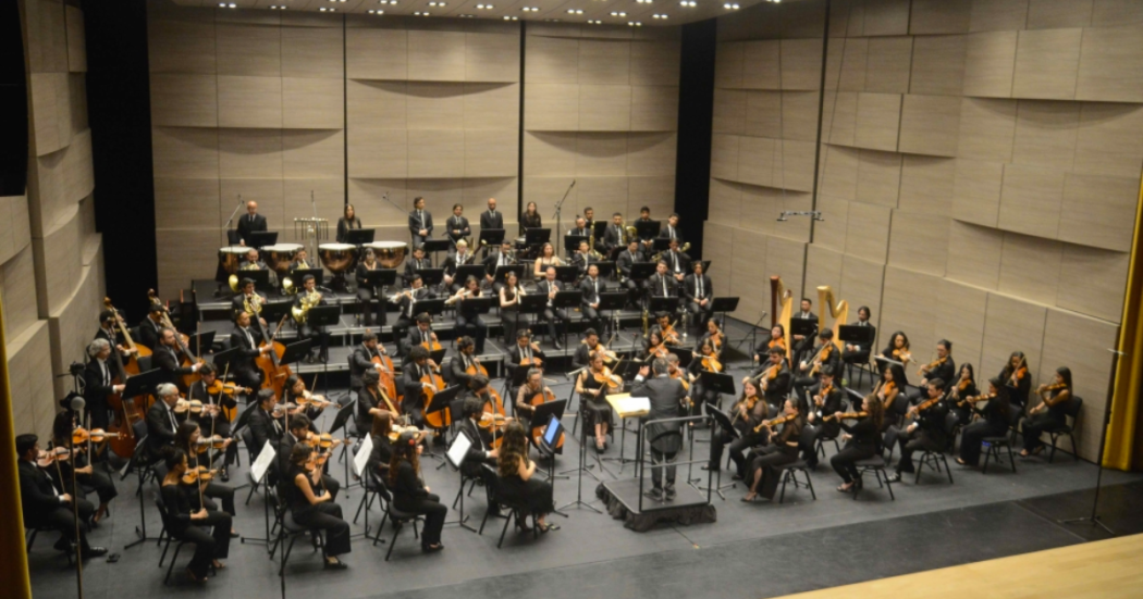 Imagen de la orquesta Nueva Filarmonía en escena.
