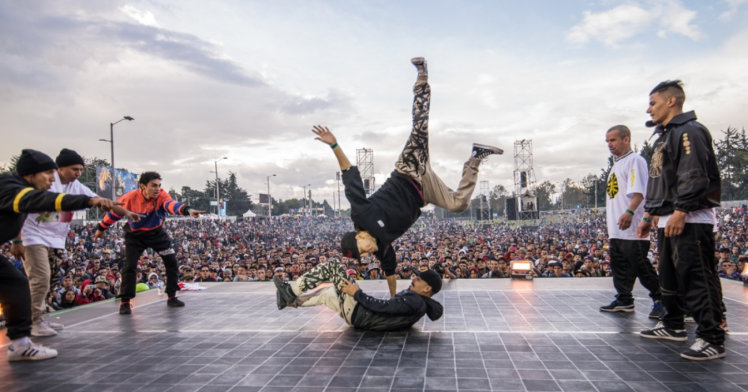 Imagen de un grupo de breakdance en la tarima de Hip Hop al Parque.
