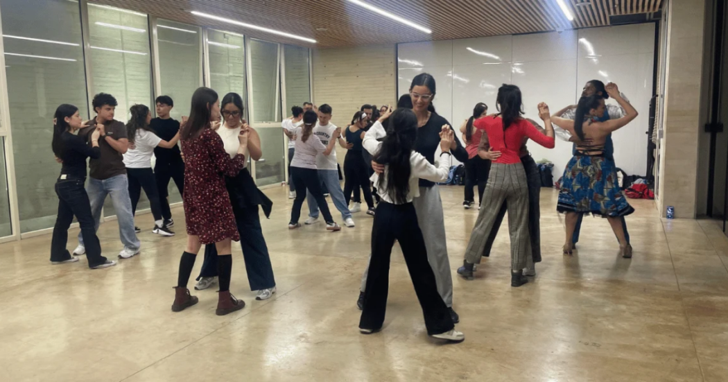 Imagen de varias personas bailando en pareja en uno de los salones del CEFE Chapinero.