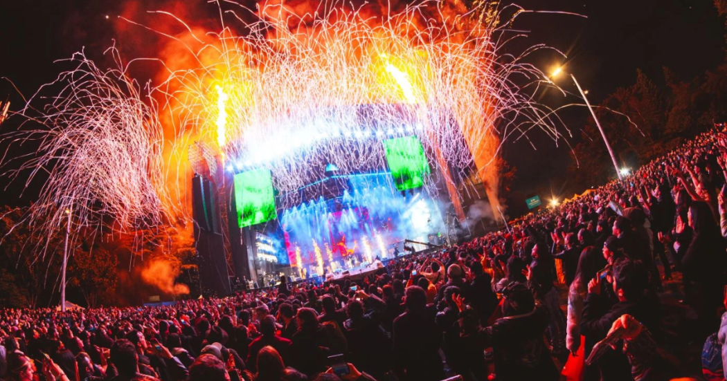 Imagen de una tarima y asistentes a un festival al parque de Idartes.