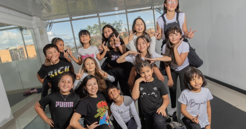 Imagen de varios niños y niñas en un taller Crea.