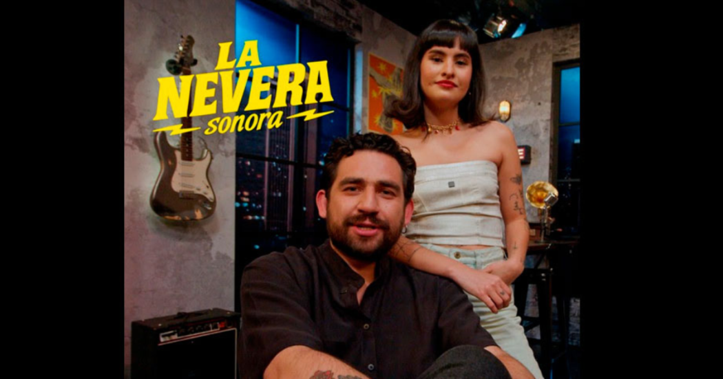 Imagen de un hombre y una mujer jóvenes, presentadores del programa La Nevera de Canal Capital