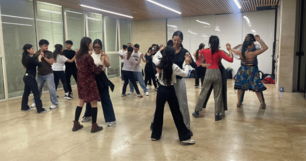 Imagen de varias personas tomando una clase de baile en el CEFE Chapinero.