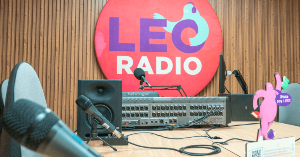 Imagen de estudio de grabación Leo radio con su logo