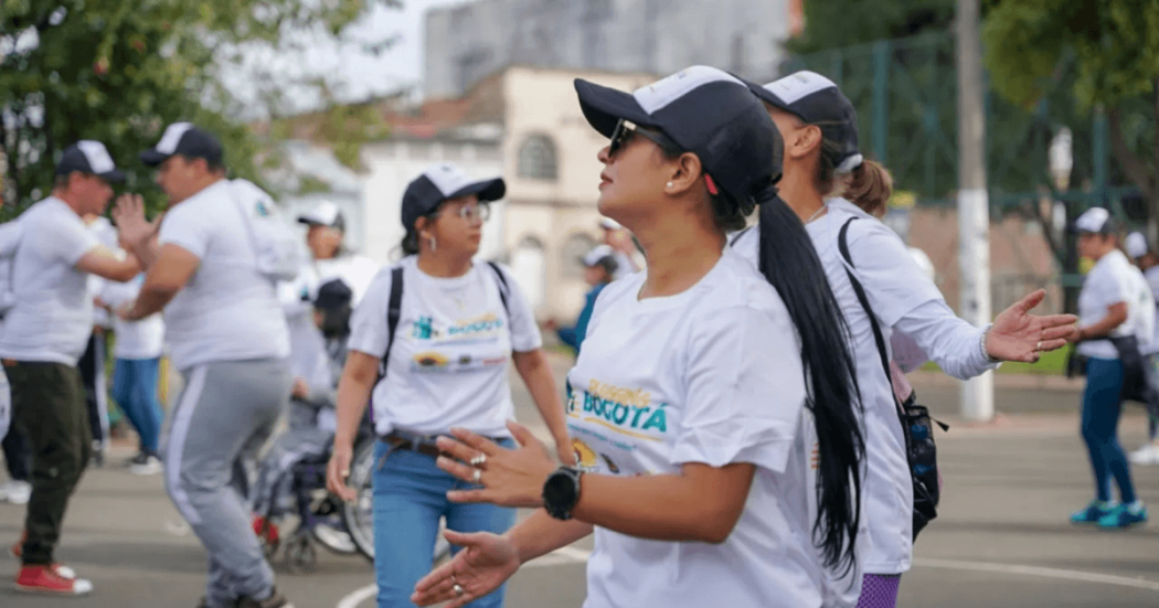 Foto que muestra personas realizando actividad física 