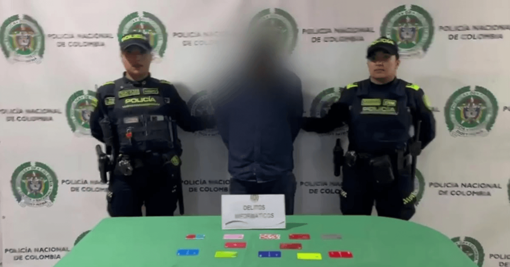 Hombre capturado en medio de dos policías.