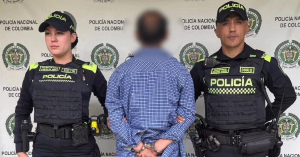 Foto de una persona capturada junto a dos policías