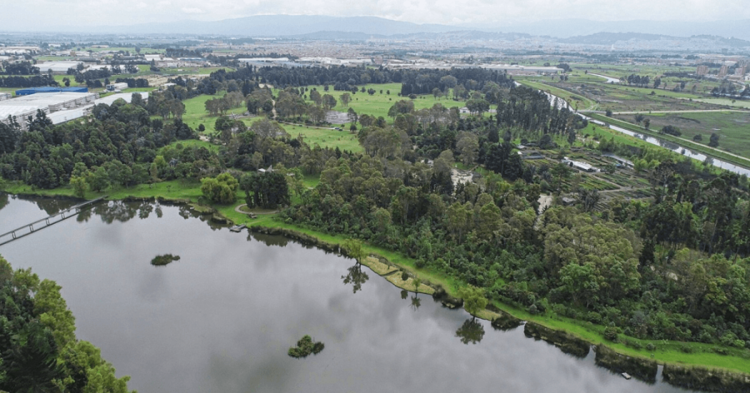 Vista aérea del parque La Florida, con amplias áreas de césped, árboles, senderos y varios campos deportivos distribuidos en el terreno.