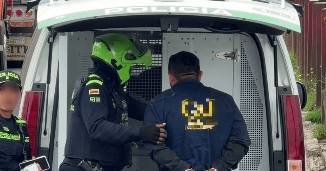 Foto que muestra dos policías y un capturado