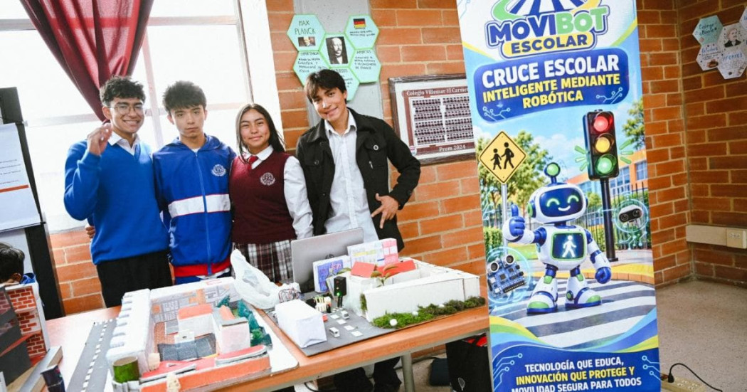 Foto de tres estudiantes de colegio de Bogotá mostrando un proyecto