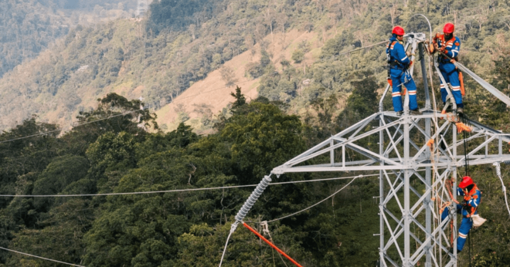 Foto que muestra personas con el uniforme de Enel Colombia realizando labores de mantenimiento