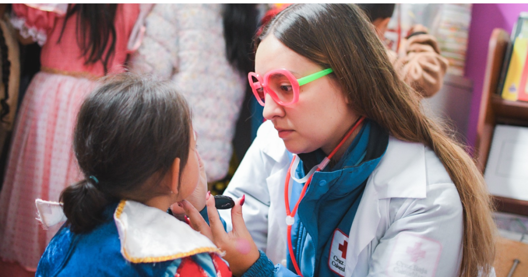 Foto de una doctora maquillando a una niña