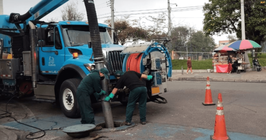 Foto que muestra trabajadores del Acueducto de Bogotá