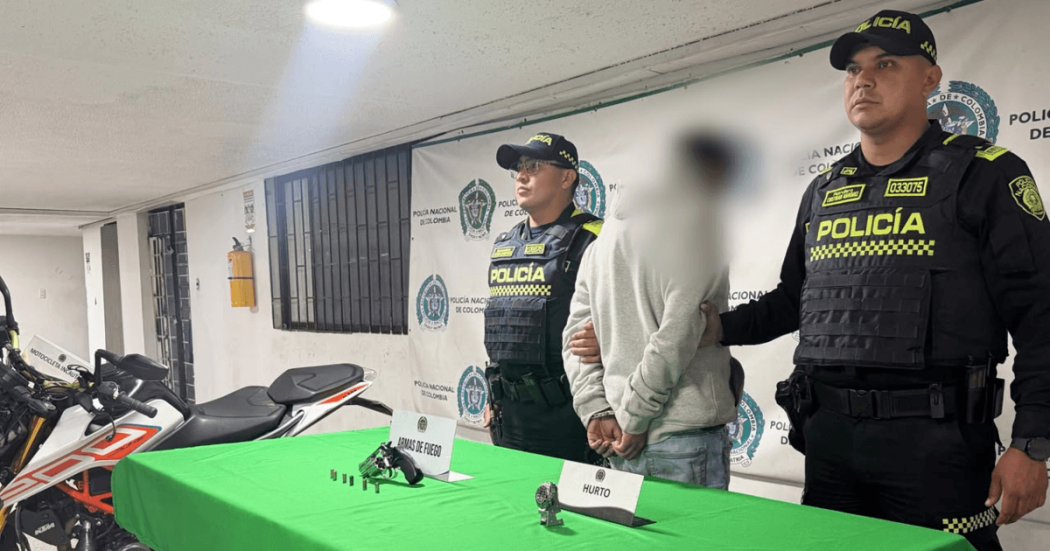 Hombre capturado en medio de dos policías.