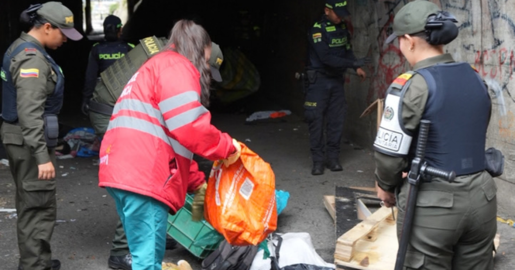 Foto de funcionarios del Distrito en un operativo de limpieza 
