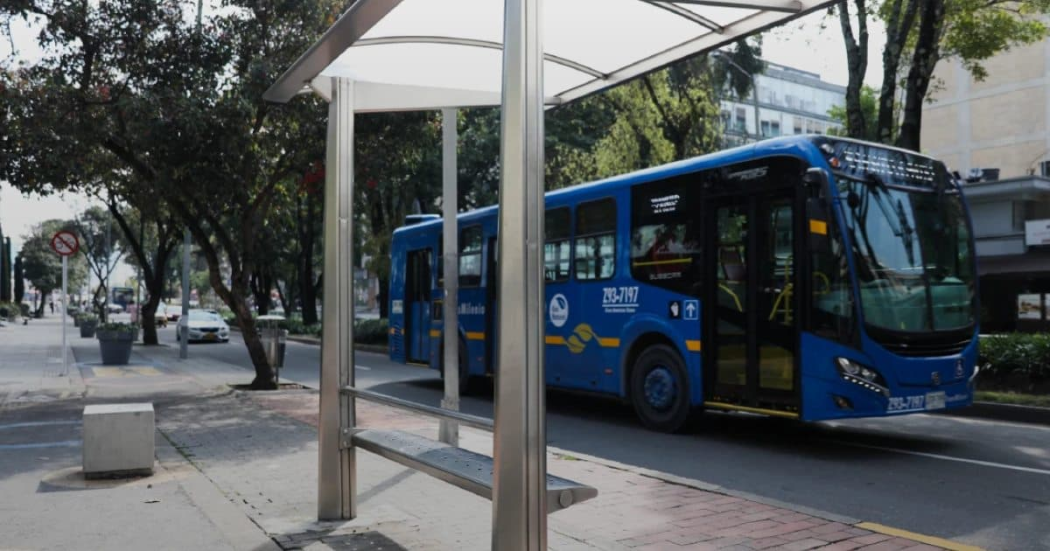 Foto de un bus TransMiZonal en una vía de Bogotá