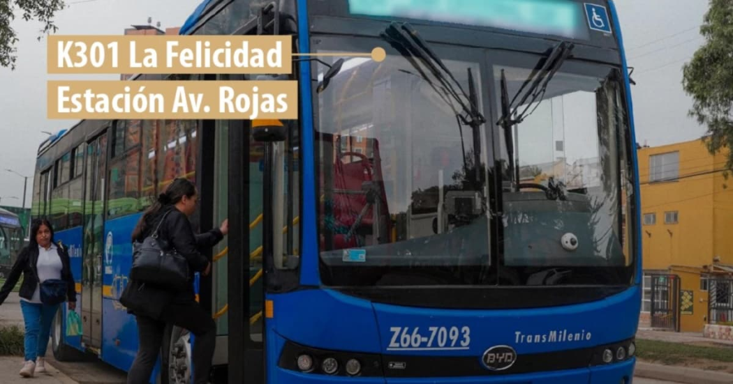 Foto de un bus TransMiZonal en una vía de Bogotá