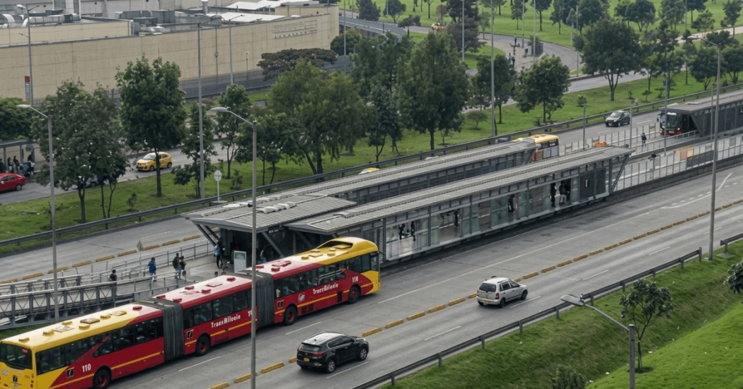 Foto que muestra un bus de TransMilenio y vehículos andando por la calle