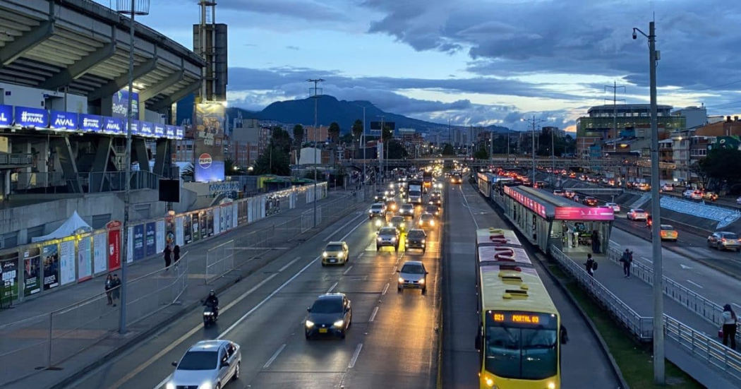 Foto de El Campín en Bogotá y varios vehículos entre estos buses de TransMilenio