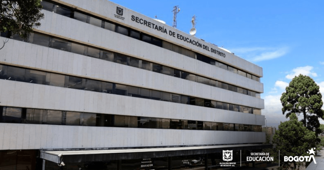 Foto que muestra una fachada de un edificio blanco con el letrero Secretaría de Educación 