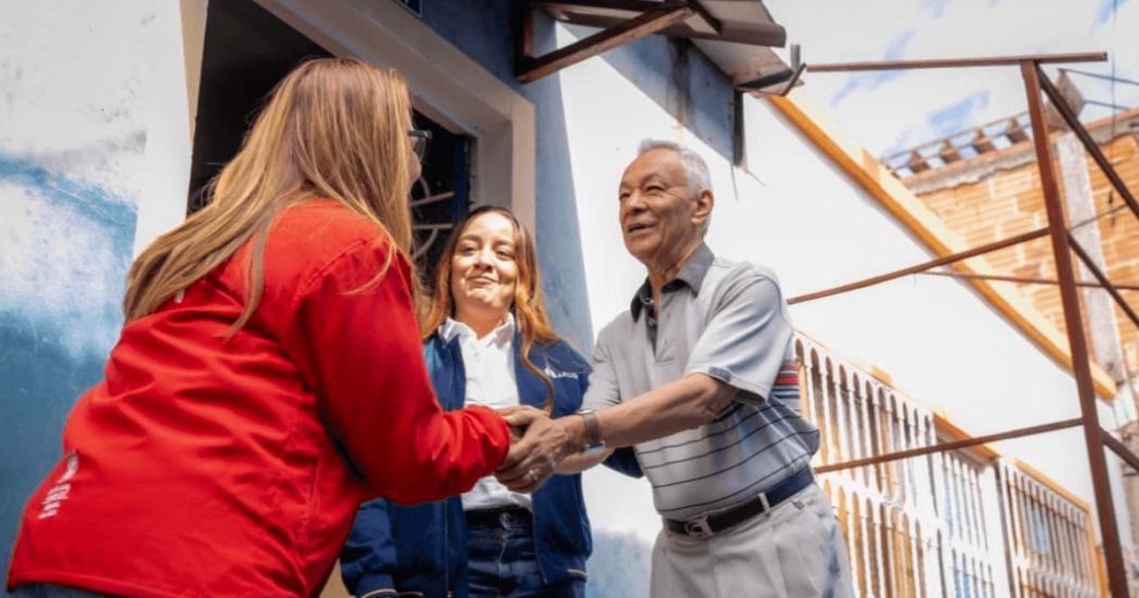 Foto que muestra un hombre y una mujer que se dan la mano 
