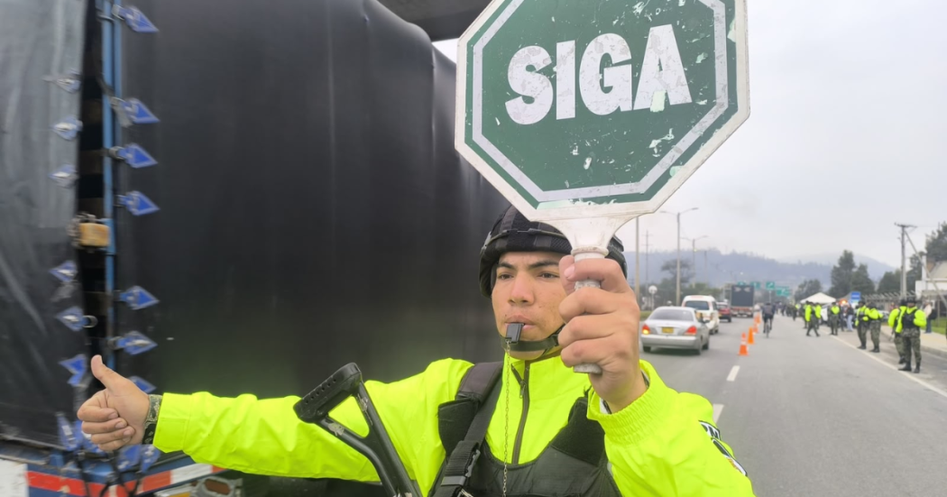 Foto de un militar con un letrero que dice: Siga en color verde 
