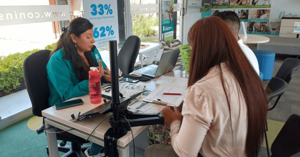 Foto que muestra personas hablando en una oficina 