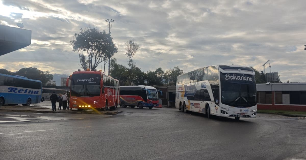 Foto de buses en una de las sedes de la Terminal de Transporte de Bogotá