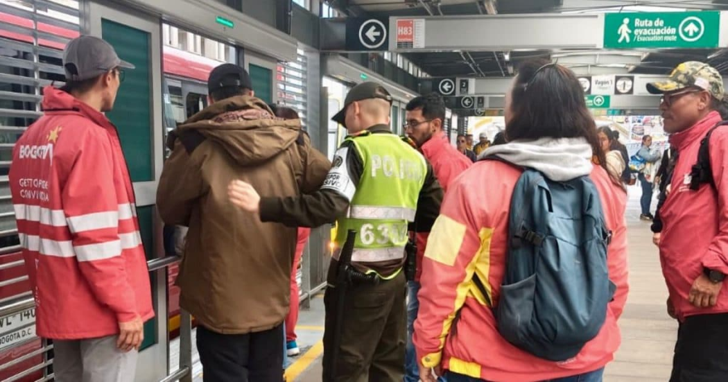 Foto de toma integral en la estación Bicentenario de TrasnMillenio