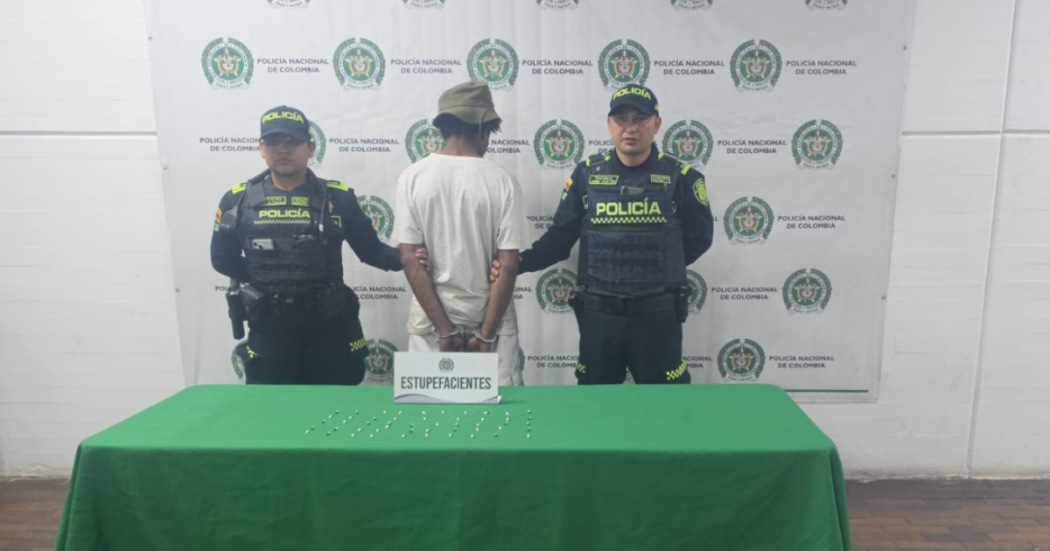 Foto que muestra dos policías y un capturado 